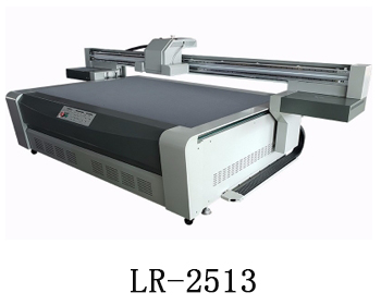 LR-2513通常我們也稱為萬能打印機，他是根據(jù)國際標準尺寸而來，加上這種uv機器不收材質約束，差不多什么都可以打印，通常我們也稱之為萬能打印機